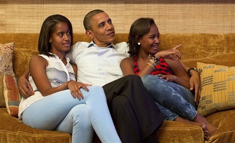Barack Obama s dcerami pozorn sledoval projev jeho eny v televizi.