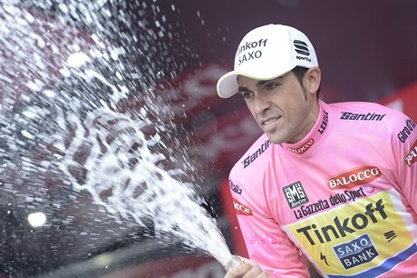 Alberto Contador v rovém dresu pro prbného lídra Gira.