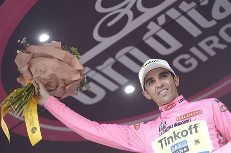 Alberto Contador v rovém dresu pro prbného lídra Gira.