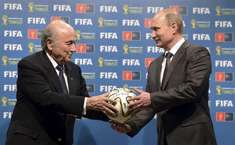 éf FIFA Sepp Blatter (vlevo) a ruský prezident Vladimir Putin.