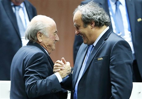 Gratuluji. éf UEFA Michel Platini (vpravo) a Sepp Blatter.