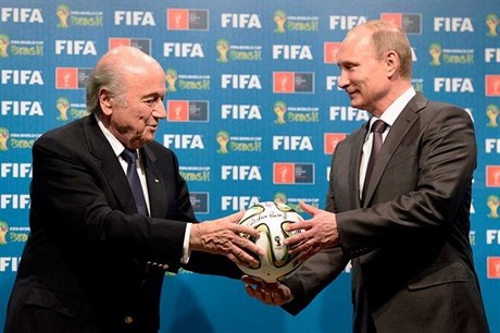 Prezident FIFA Sepp Blatter pedává symbolicky poadatelství ampionátu 2018 do...