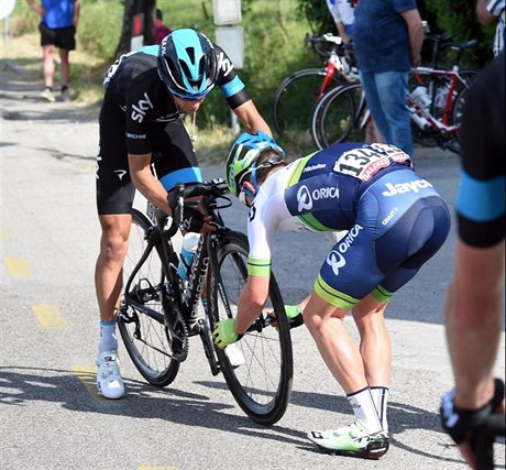 PRAVIDLA JSOU PRAVIDLA. Simon Clarke z týmu Orica (vpravo) a Richie Porte ze...