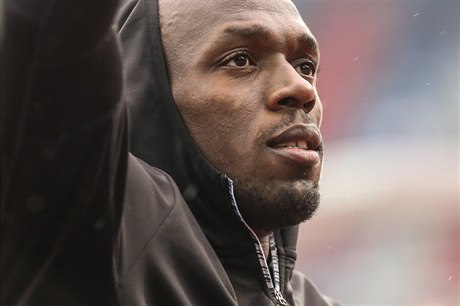 Usain Bolt zdraví diváky na Zlaté trete.