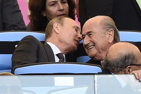 Vladimir Putin (vlevo) a Sepp Blatter vtinou na spolených fotografiích...