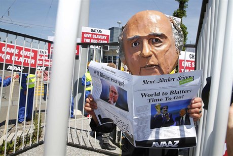 AS ODEJÍT! Aktivisté protestují ped kongresem FIFA v Zürichu proti...