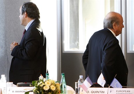 Michel Platini (vlevo) a Sepp Blatter na jednání v roce 2008. Dodnes zstávají...