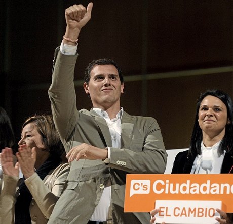Uspjeme! éf strany Ciudadanos Albert Rivera zdraví své stoupence na...