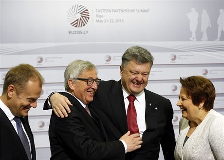 Pedseda Evropské komise Jean-Claude Juncker (druhý zleva) se objímá s...