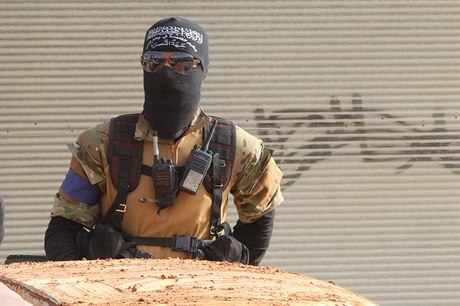 Nejsurovjí byli ozbrojenci hlásící se k Islámskému státu i Front an-Nusra,...