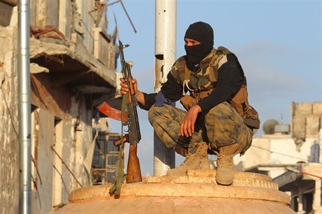 Bojovník radikální syrské Fronty an-Nusra zaujímá pozici v provincii Idlíb.