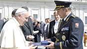 Policejn prezident Tom Tuh s papeem Frantikem.