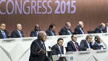 Prezident FIFA Joseph S. Blatter prmlouv bhem kongresu.