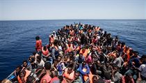 Za evropským snem. Uprchlíci na beznadějně přeplněném plavidle míří ze... Za evropským snem. Uprchlíci na beznadějně přeplněném plavidle míří ze...