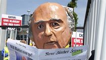 AS ODEJT! Aktivist protestuj ped kongresem FIFA v Zrichu proti...