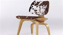 Plastov slon pro dti, klubov keslo Lounge Chair i houpac keslko Eames...