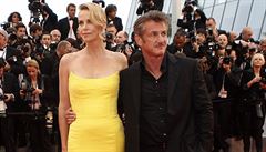 Herec Sean Penn s partnerkou herekou Charlize Theron.