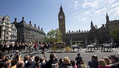 Prvod s královnou pijídí od Buckinghamského paláce ped britským Parlament.