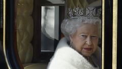 Britská královna Albta II. v koáru v prvodu mezi Buckinghamským palácem a...