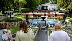 V Gracelandu jsou hroby Elvise, jeho rodi i jeho bratra dvojete, který se...