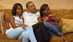 Barack Obama s dcerami pozorn sledoval projev jeho eny v televizi.