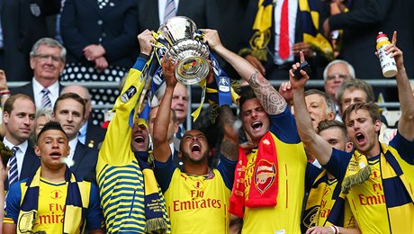 Fotbalisté Arsenalu slaví triumf v FA Cupu.