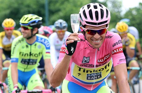 NA VÍTZSTVÍ. Lídr Gira Alberto Contador v poslední etap.