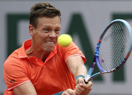 Tomá Berdych bhem osmifinále s Tsongou.