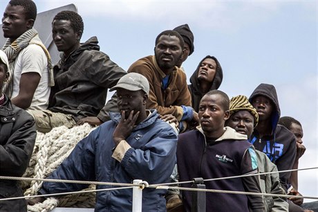 Uprchlíci na italské lodi Pelusoekají na vylodní na ostrov Lampedusa