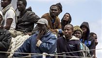 Uprchlíci na italské lodi Pelusočekají na vylodění na ostrově Lampedusa Uprchlíci na italské lodi Pelusočekají na vylodění na ostrově Lampedusa