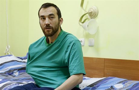 Jevgenij Jerofejev, rusk vojk zajat na ukrajinskm zem, v nemocnici.