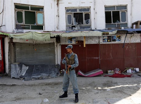 Afghánský policista hlídá místo atentátu.