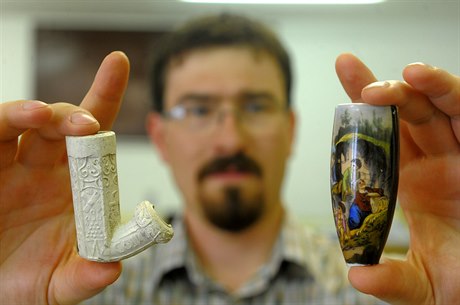 Archeolog Jan Musil s objevenými dýmkami - bílá keramická je z 18. století,...