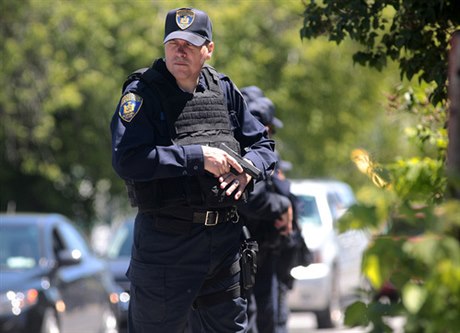 Ulice Dannemory v New Yorku proesávají policisté.