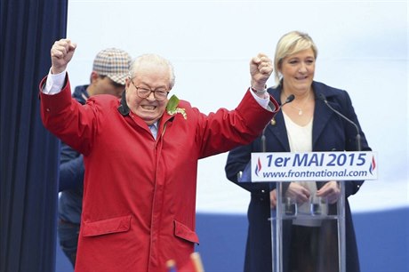 Nezvaný host. Stále jet estný pedseda Národní fronty Jean-Marie Le Pen pi...