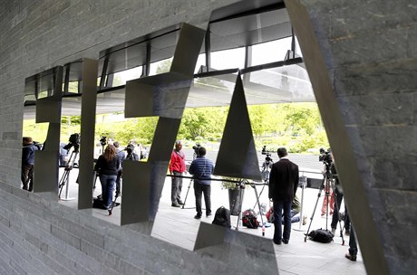 Novinái ekají ped sídlem FIFA.