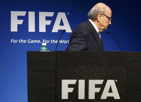 Sepp Blatter oznamuje svou rezignaci na post éfa FIFA.