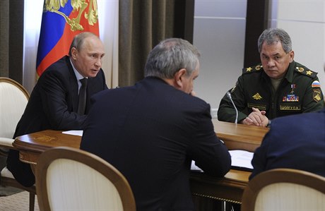 Ruský prezident Vladimir Putin (vlevo) a ministr obrany Sergej ojgu (vpravo).