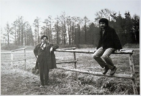Ludvík Vaculík a Ivan Klíma u Josefa Zemana v Bezejovicích, cca 1970.