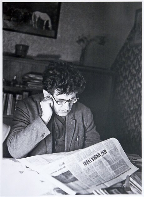 Ludvík Vaculík u Josefa Zemana, patrn jet v Loutí, cca 1965, v pozadí k na...