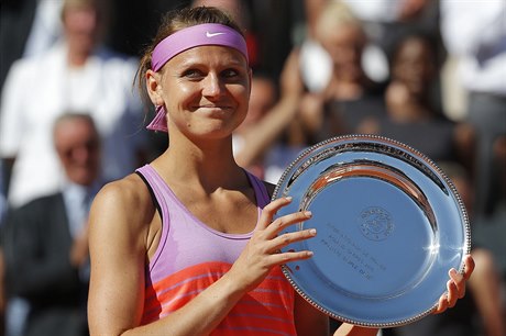 Lucie afáová se stíbrnou trofejí pro druhou nejlepí singlistu Roland Garros.