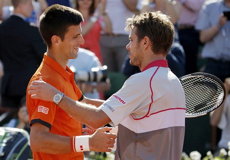 Vítz Roland Garros Stanislas Wawrinka utuje poraeného finalistu Novaka...