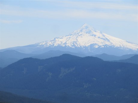 Nejblií Mount Hood, se 3 423 metry nejvyí hora státu Oregon.