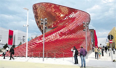 Pavilon firmy Vanke má tvar spirály, kryté upinami lososové barvy. Z...