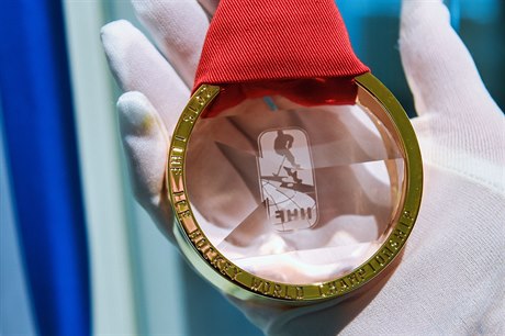 Jablonecké muzeum vystavuje kompletní sadu medailí, které podle návrhu...