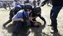Policist zasahuj bhem demonstrace v Kyjev