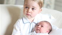 Princ George a princezna Charlotte na prvním oficiálním snímku malé princezny. | na serveru Lidovky.cz | aktuální zprávy