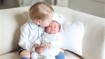 Princezna Charlotte a princ George na oficilnm snmku Buckinghamskho palce.