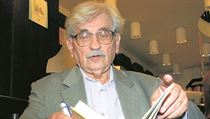 Ludvík Vaculík při autogramiádě v roce 2008. Ludvík Vaculík při autogramiádě v roce 2008.