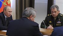 Ruský prezident Vladimir Putin (vlevo) a ministr obrany Sergej Šojgu (vpravo). | na serveru Lidovky.cz | aktuální zprávy